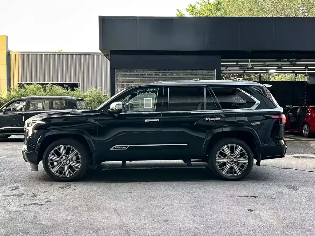 Toyota Sequoia — фото 3
