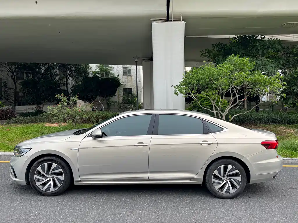 Volkswagen Passat PHEV 2019 — фото 4