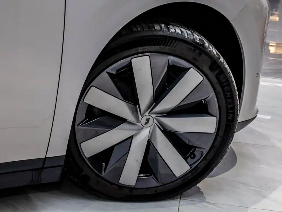 Li Auto i8 2025 — фото 39