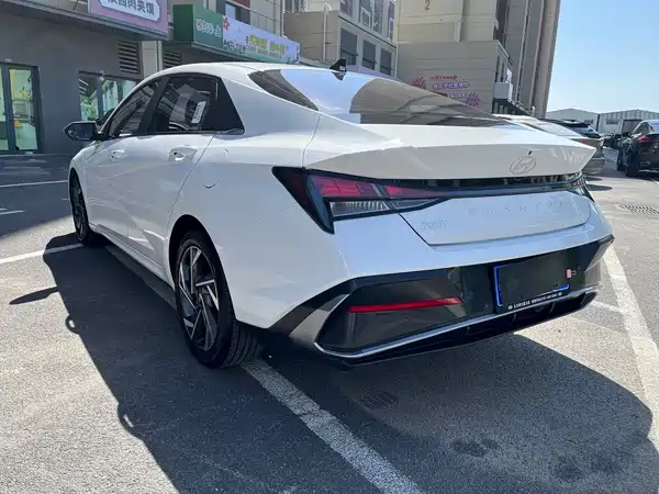 Hyundai Elantra 2023