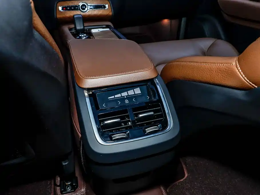 Volvo XC90 2023 — фото 24