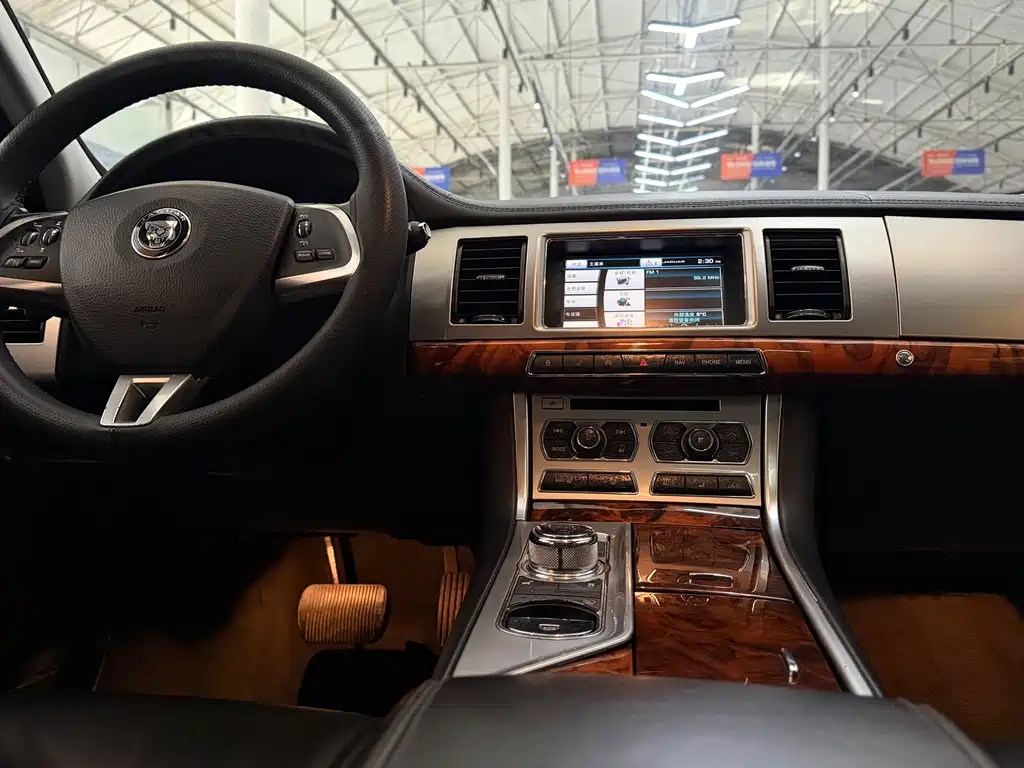 Jaguar XF 2015 — фото 19