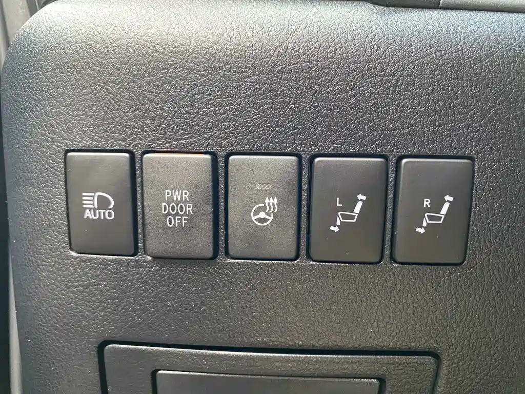 Toyota Alphard 2023 — фото 22