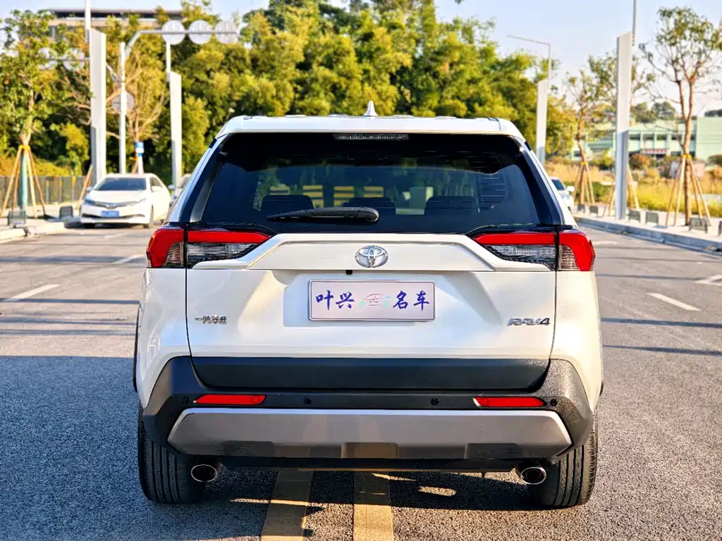 Toyota RAV4 2021 — фото 16