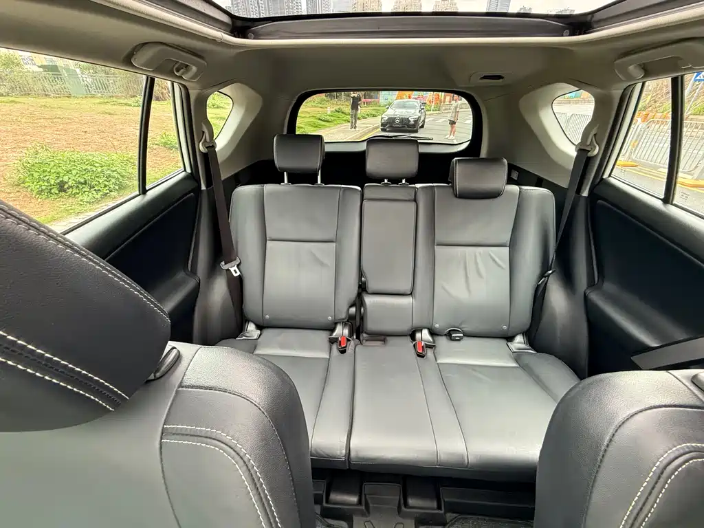 Toyota RAV4 2017 — фото 17