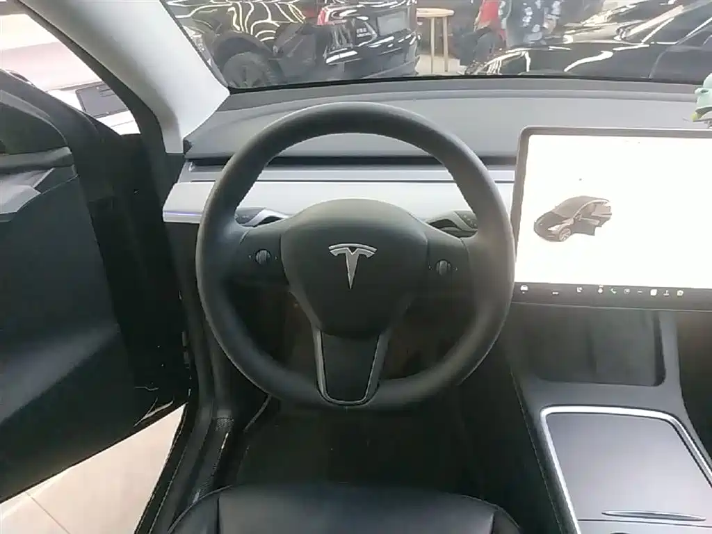 Tesla Model Y 2024 — фото 11