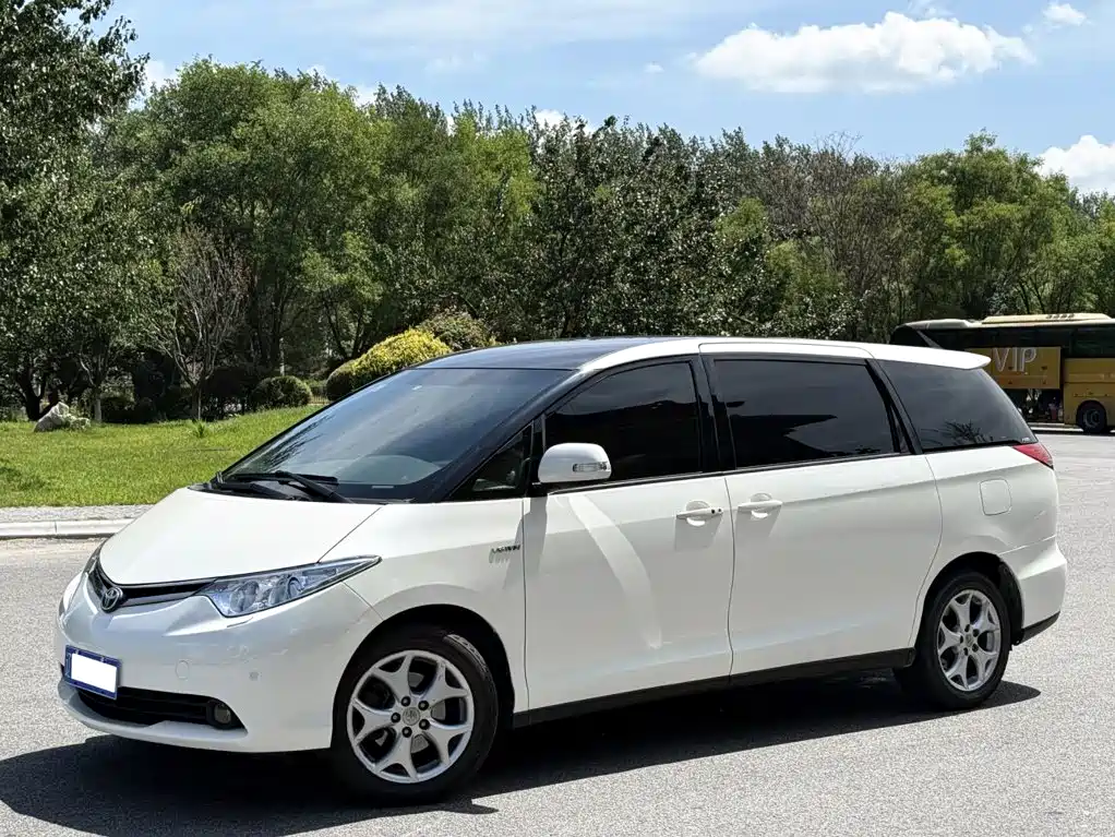 Toyota Previa 2011 — фото 4