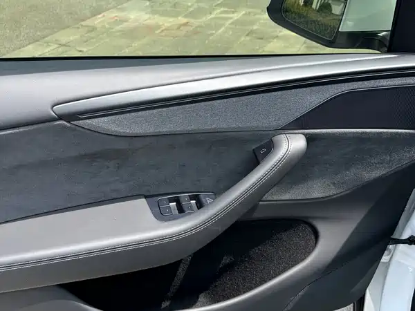 Tesla Model Y L 2026