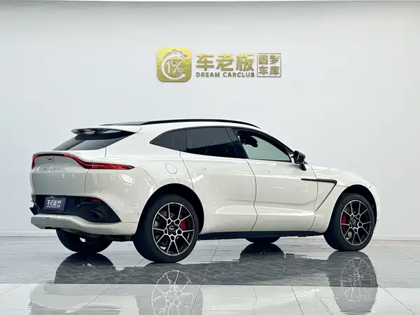 Aston Martin DBX 2022