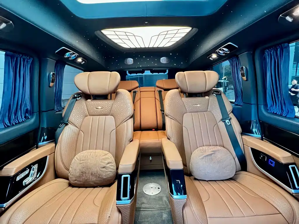 Mercedes-Benz V-Class 2023 — фото 17
