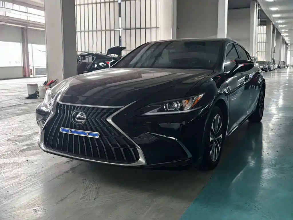Lexus ES 2024