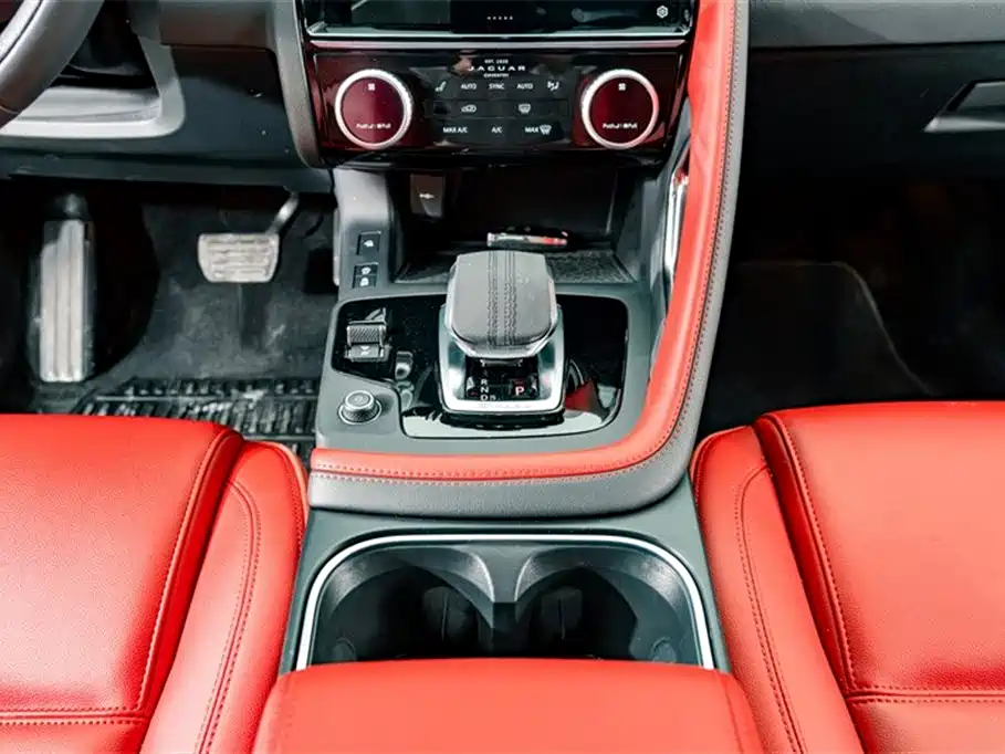 Jaguar E-PACE 2023 — фото 12
