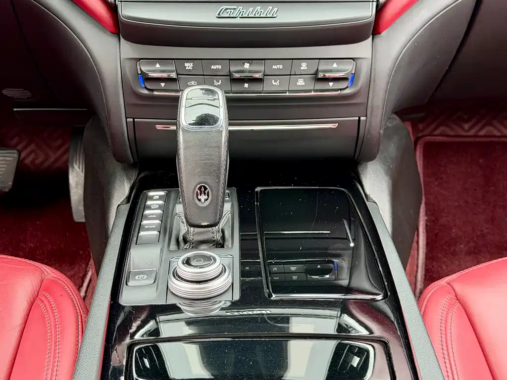 Maserati Ghibli 2019 — фото 16