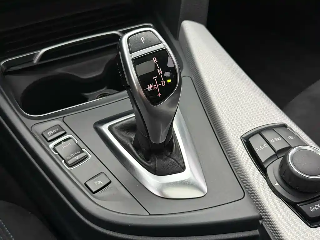 BMW 3 Series 2017 — фото 10