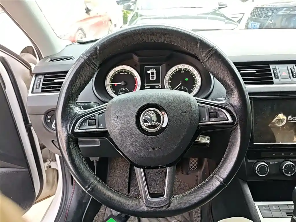 Skoda Octavia 2017 — фото 11
