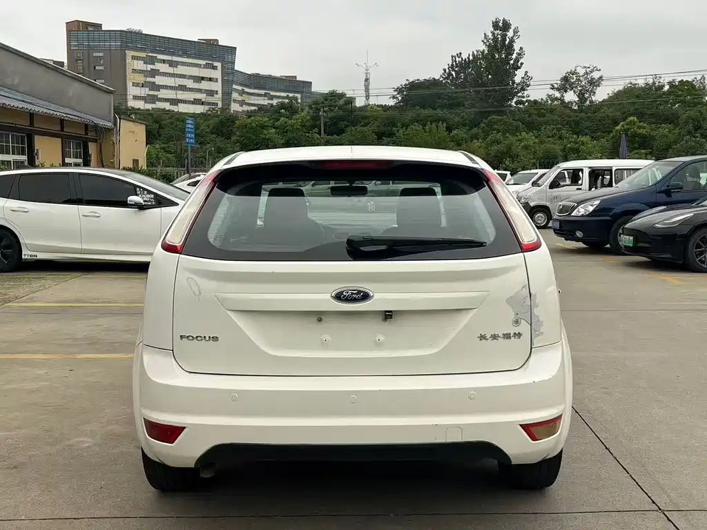 Ford Focus 2016 — фото 11