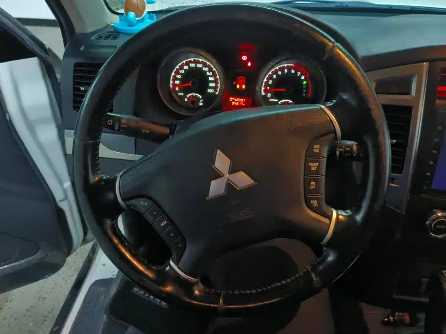 Mitsubishi Pajero 2018 — фото 15