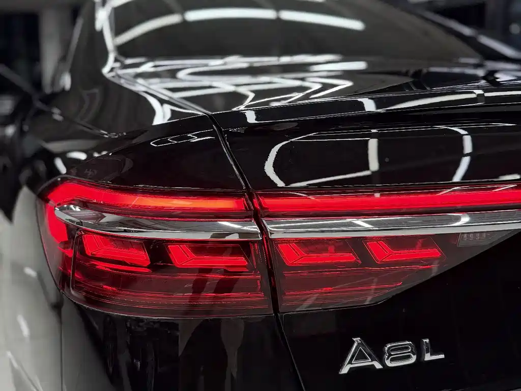 Audi A8 2021 — фото 19
