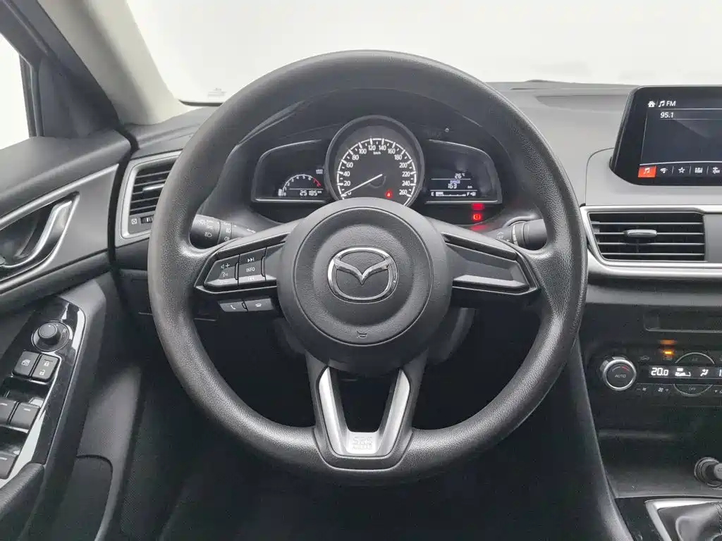 Mazda 3 Axela 2017 — фото 11
