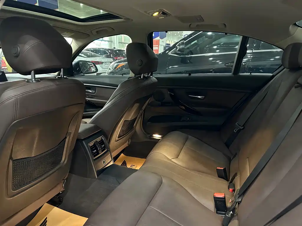 BMW 3 Series 2019 — фото 17
