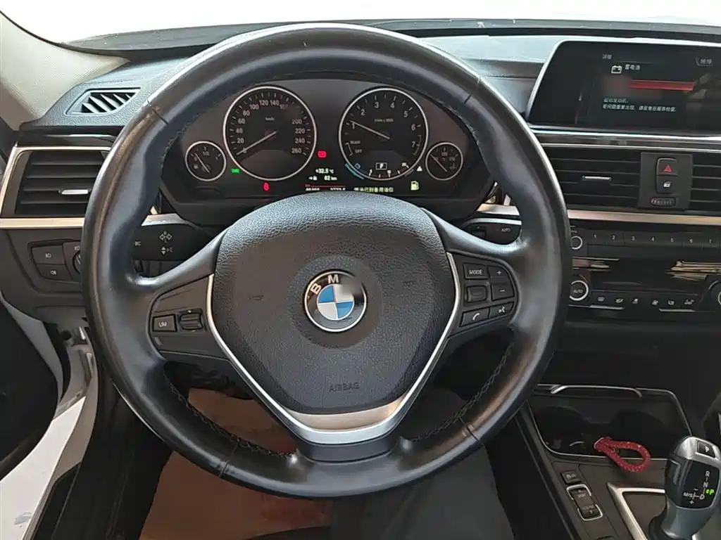 BMW 3 Series 2018 — фото 11
