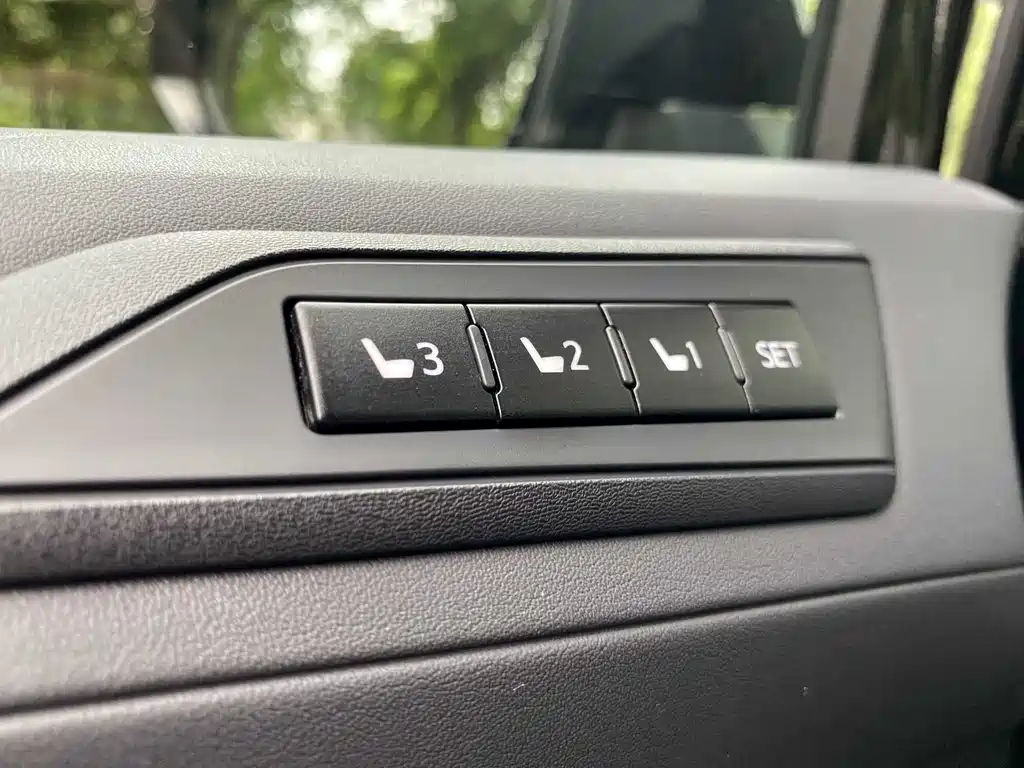 Toyota Alphard 2023 — фото 23