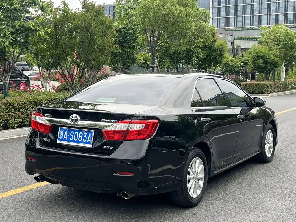 Toyota Camry 2013 — фото 16