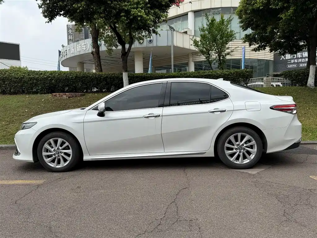 Toyota Camry 2024 — фото 3