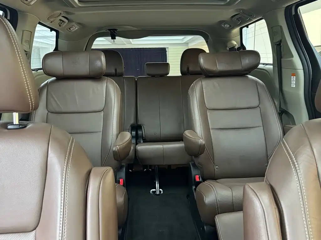 Toyota Sienna 2017 — фото 26