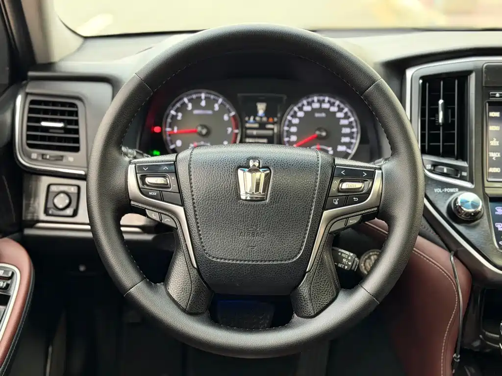 Toyota Crown 2017 — фото 15