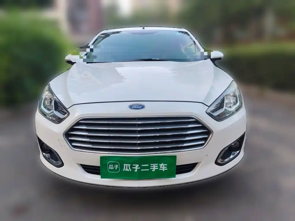 Ford Escort 2015 — фото 24