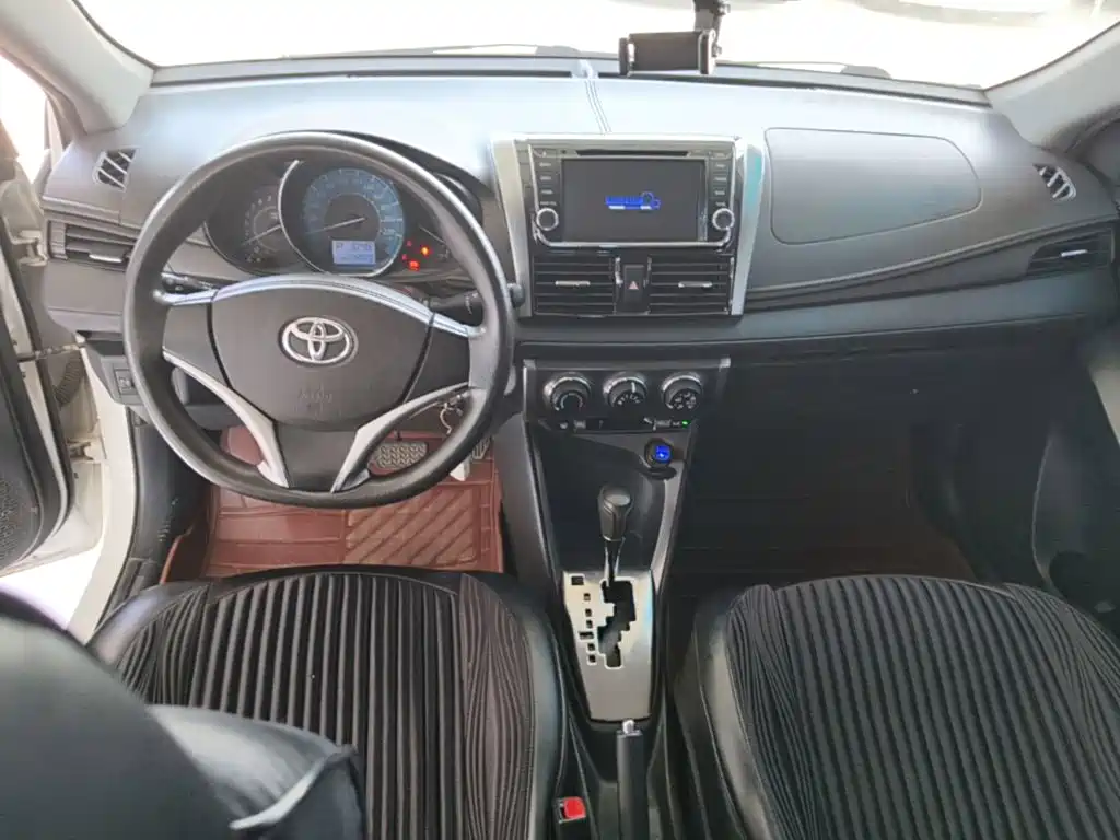 Toyota Yaris L 2015 — фото 10