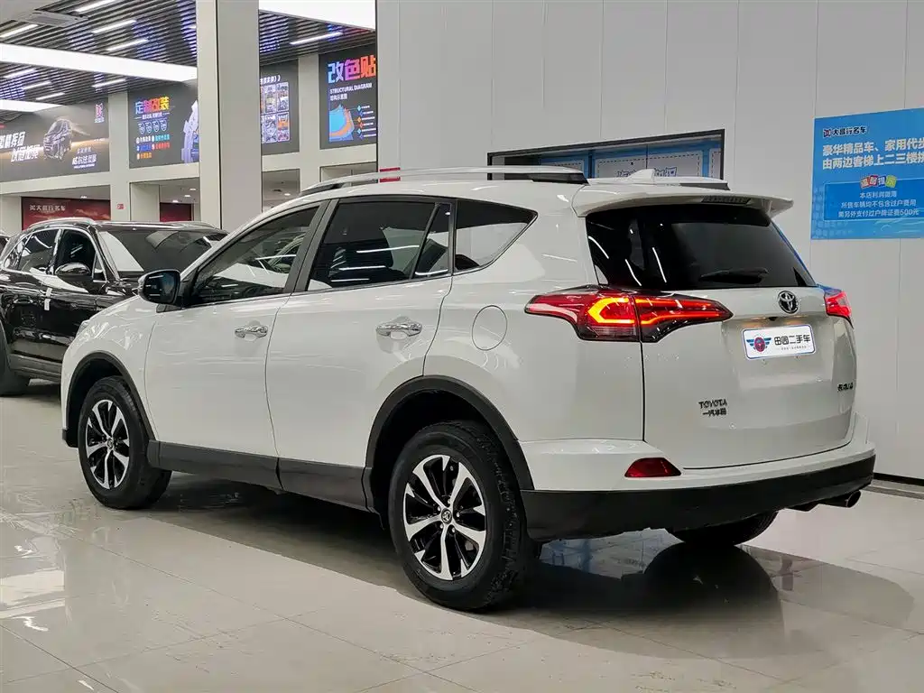 Toyota RAV4 2018 — фото 4