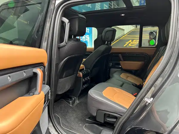 Land Rover Defender 2023