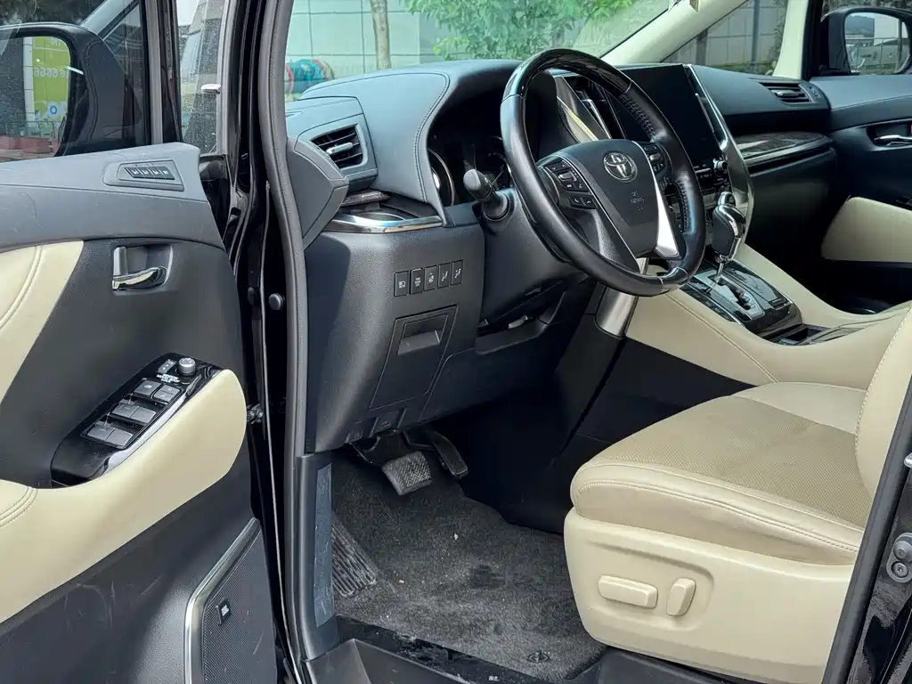 Toyota Alphard 2022 — фото 9