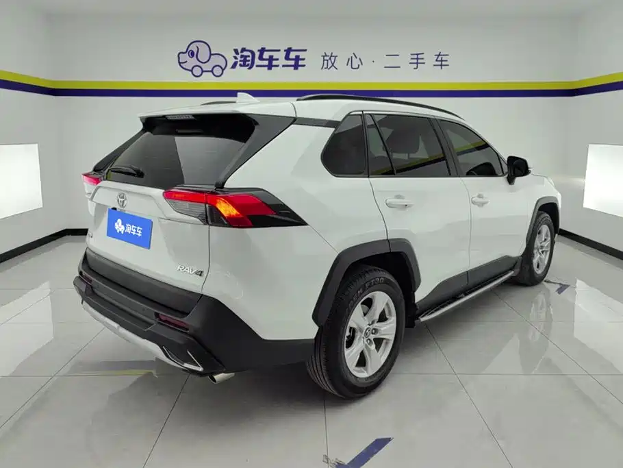 Toyota RAV4 2022 — фото 3