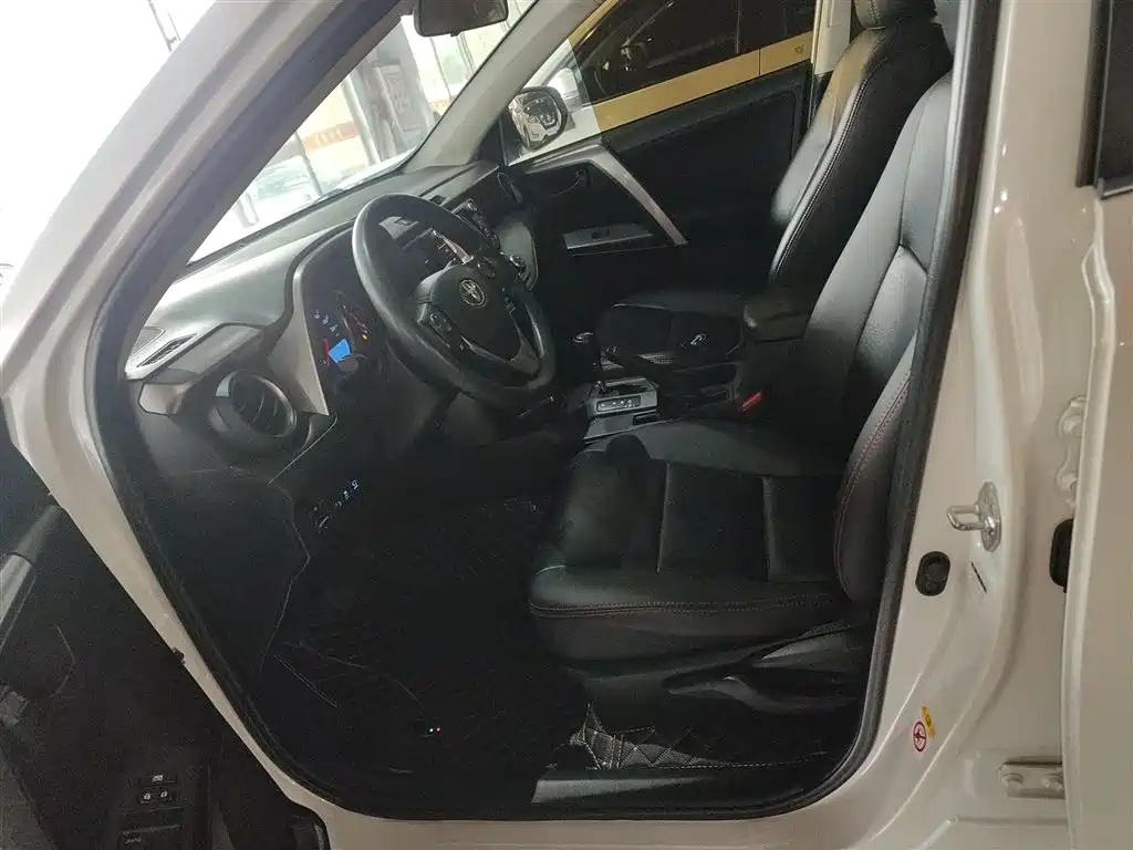 Toyota RAV4 2018 — фото 15