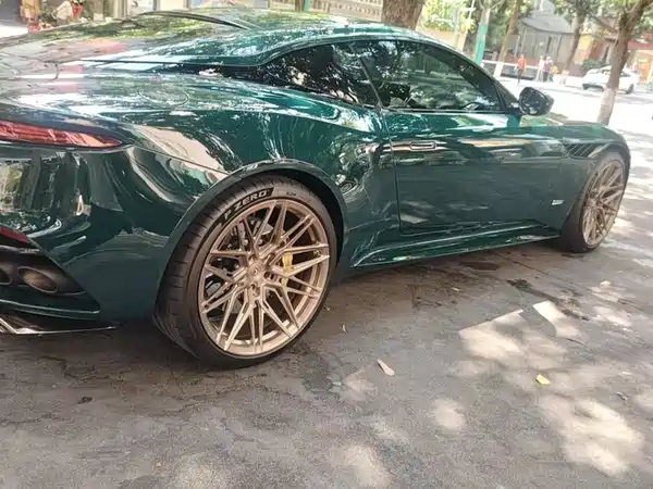 Aston Martin DBS 2021