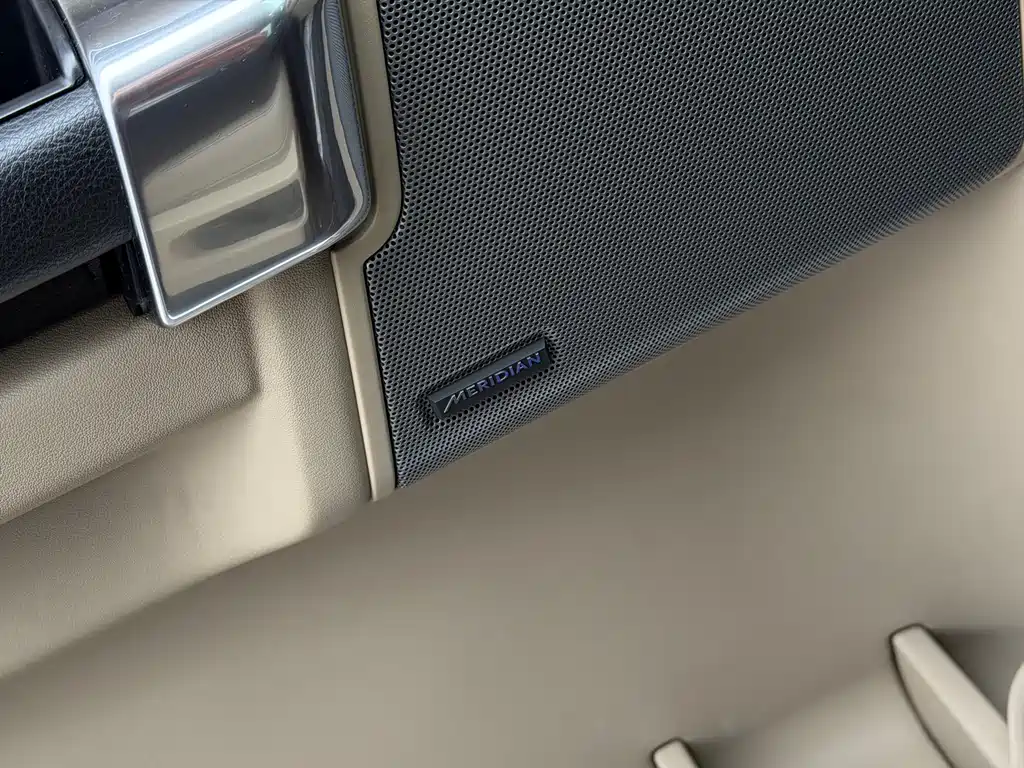 Land Rover Discovery 2016 — фото 16