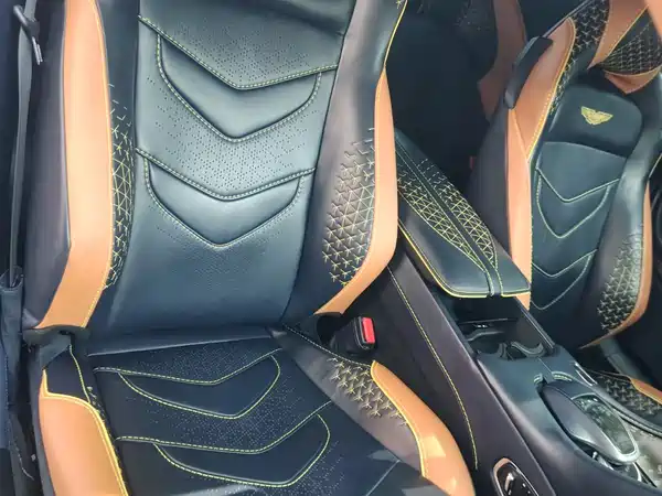Aston Martin DBS 2021