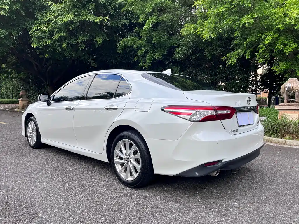 Toyota Camry 2023 — фото 6