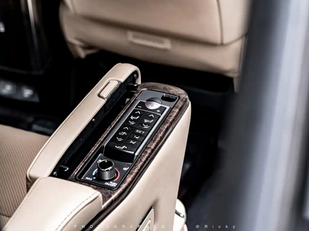 Toyota Alphard 2020 — фото 15