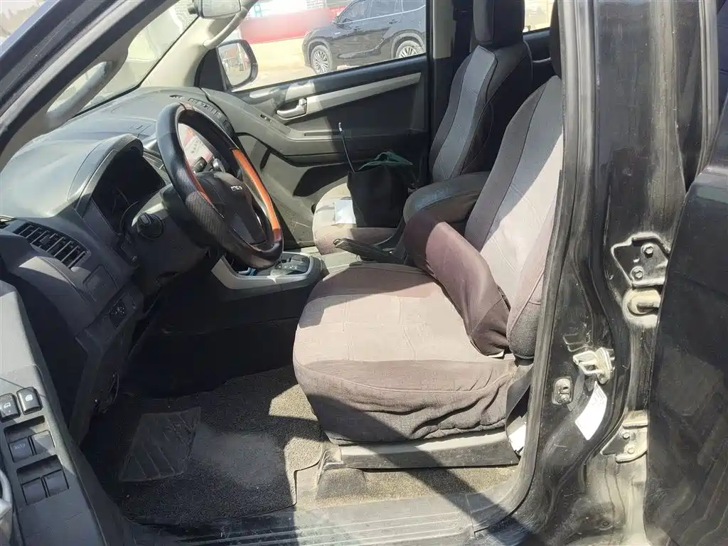 Isuzu D-MAX 2015 — фото 8