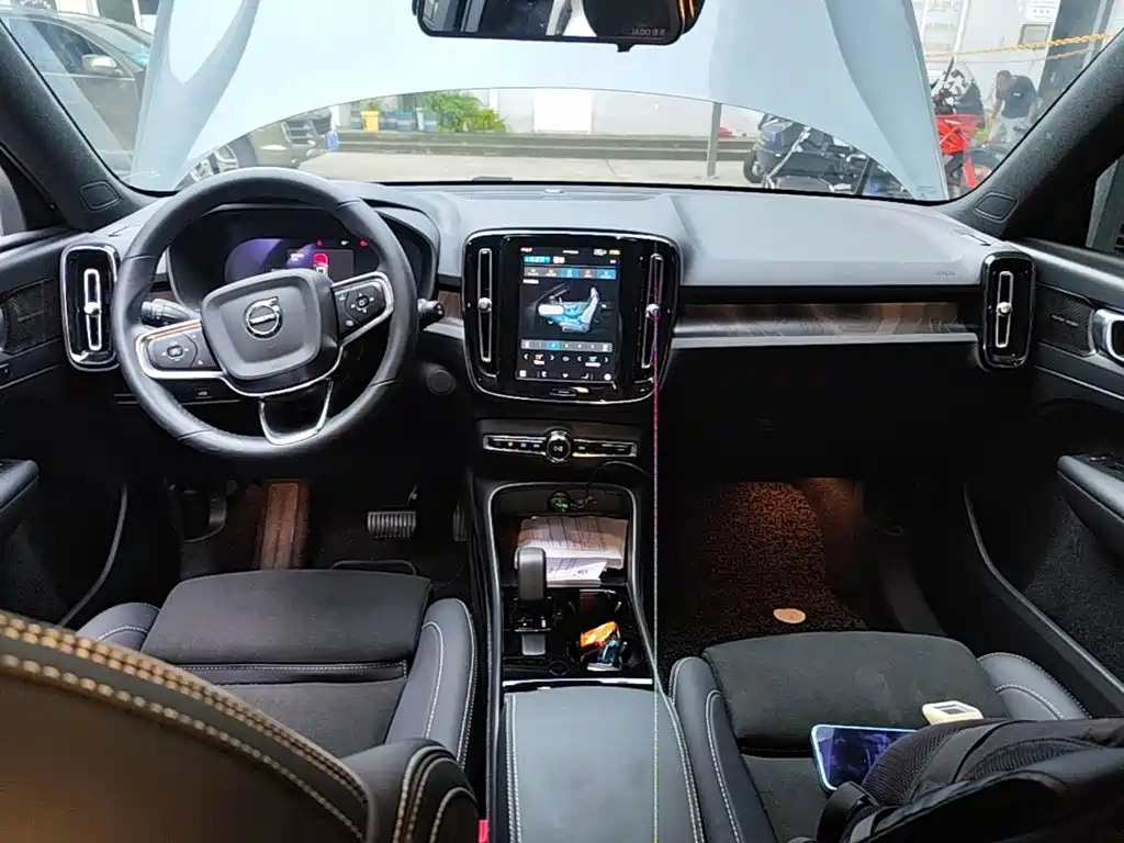 Volvo XC40 New Energy 2022 — фото 10