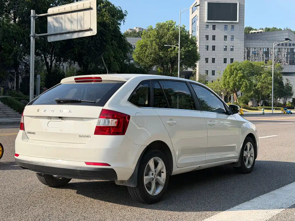 Skoda Rapid Spaceback 2019 — фото 12