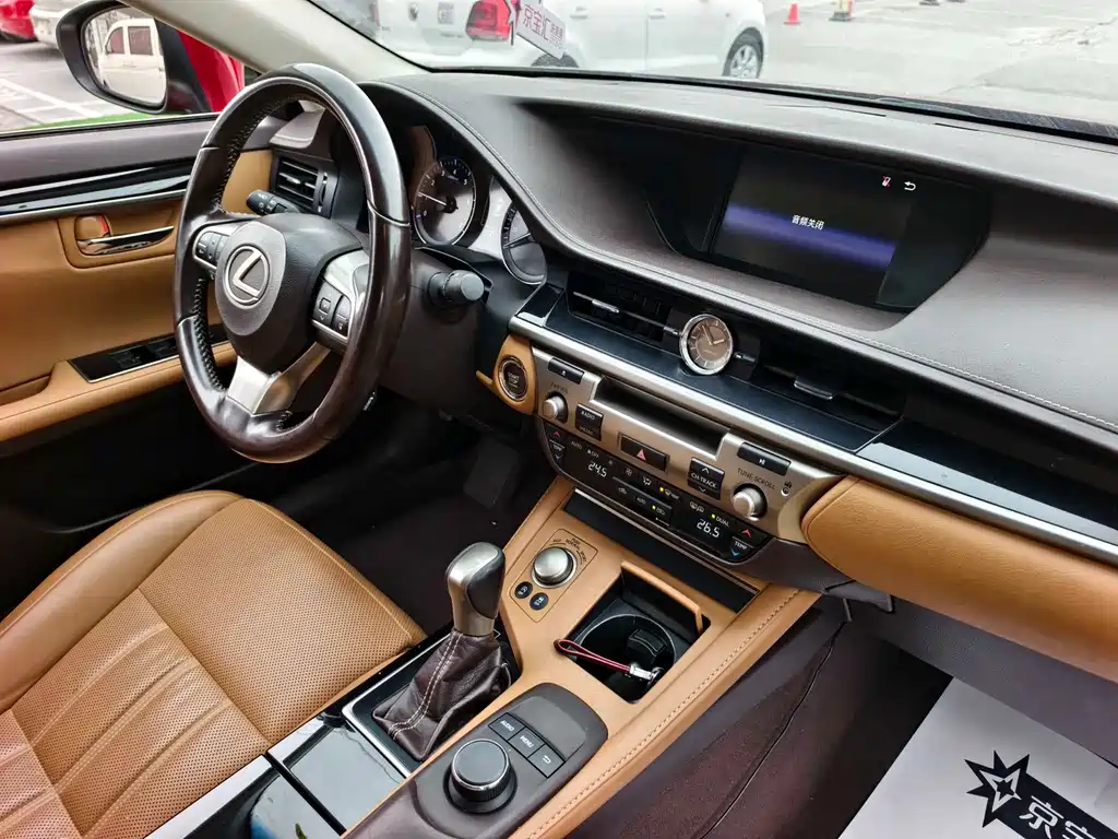 Lexus ES 2018 — фото 15