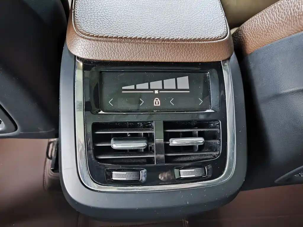 Volvo XC90 2022 — фото 12