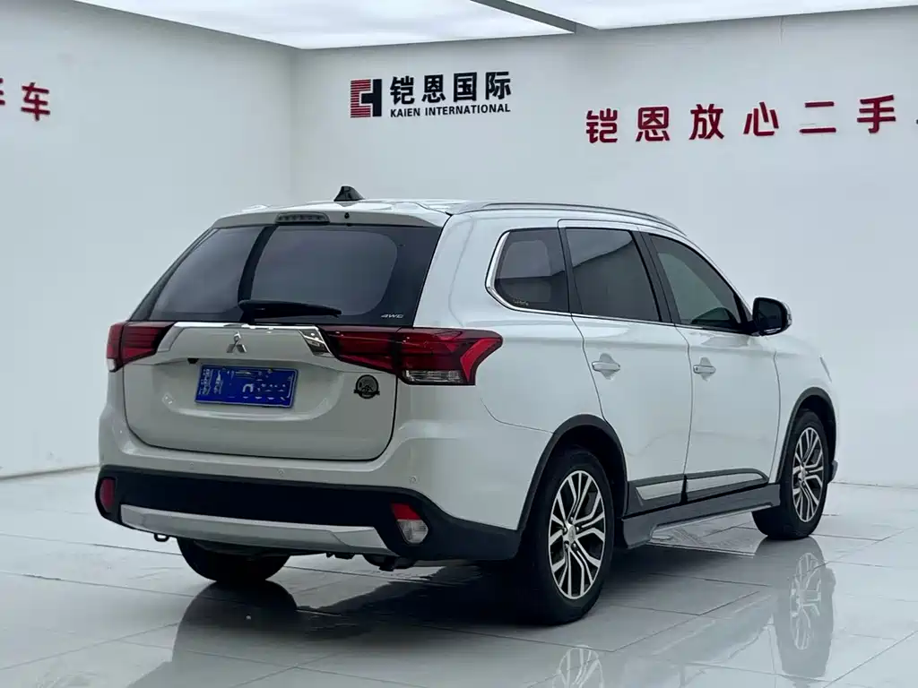 Mitsubishi Outlander 2017 — фото 18