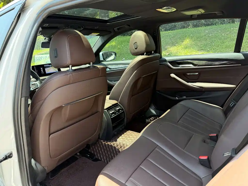 BMW 5 Series 2019 — фото 11