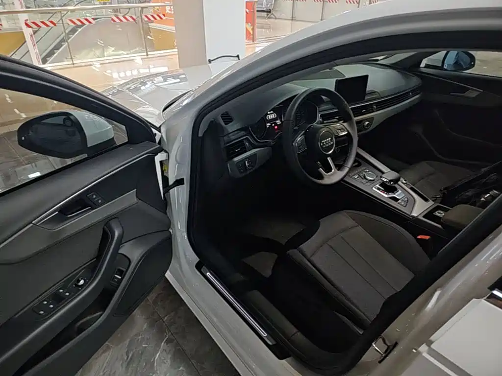 Audi A4L 2018 — фото 16